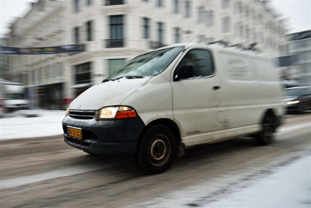 Varebiler er blandt de hurtige i trafikken, også på vinterlige veje. Men alt for mange kører på uegnede dæk for årstiden, mener man hos de danske dækimportører.
(Foto: Michael Eisenberg)
